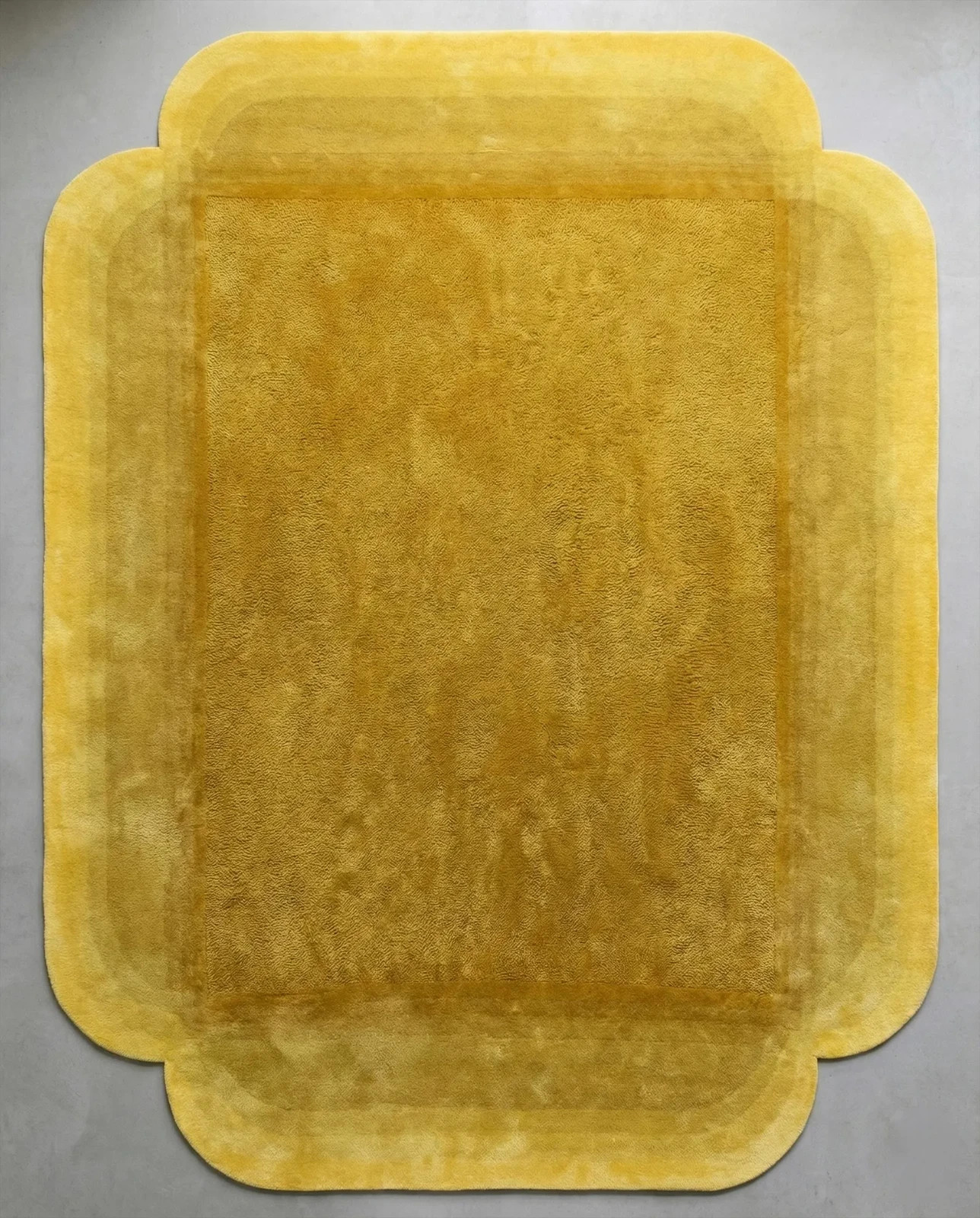 Luxury Scalloped Edge Wool Rug – Mustard Yellow Irregular Shaped Hand-Tufted