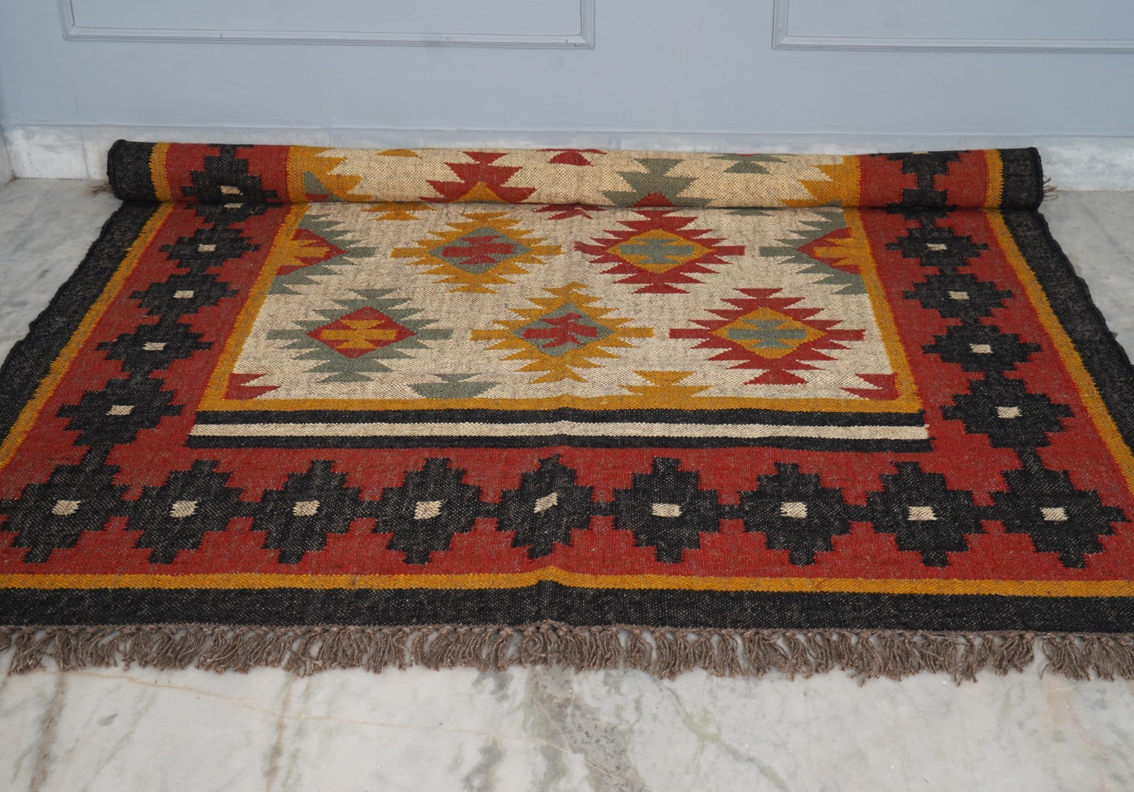 Peruvian Wool Jute Rug: Kilim Flatweave, Vintage Indian Navajo Fusion, Colorful