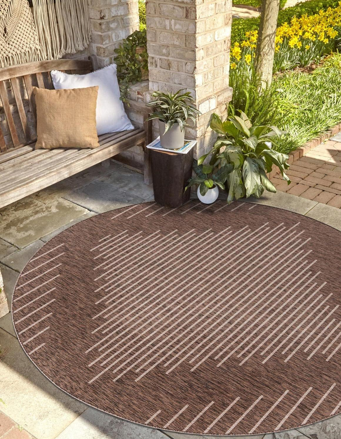 Outdoor Modern Collection Area Rug – Tambor (7′ 10″ Round, Brown/ Ivory)