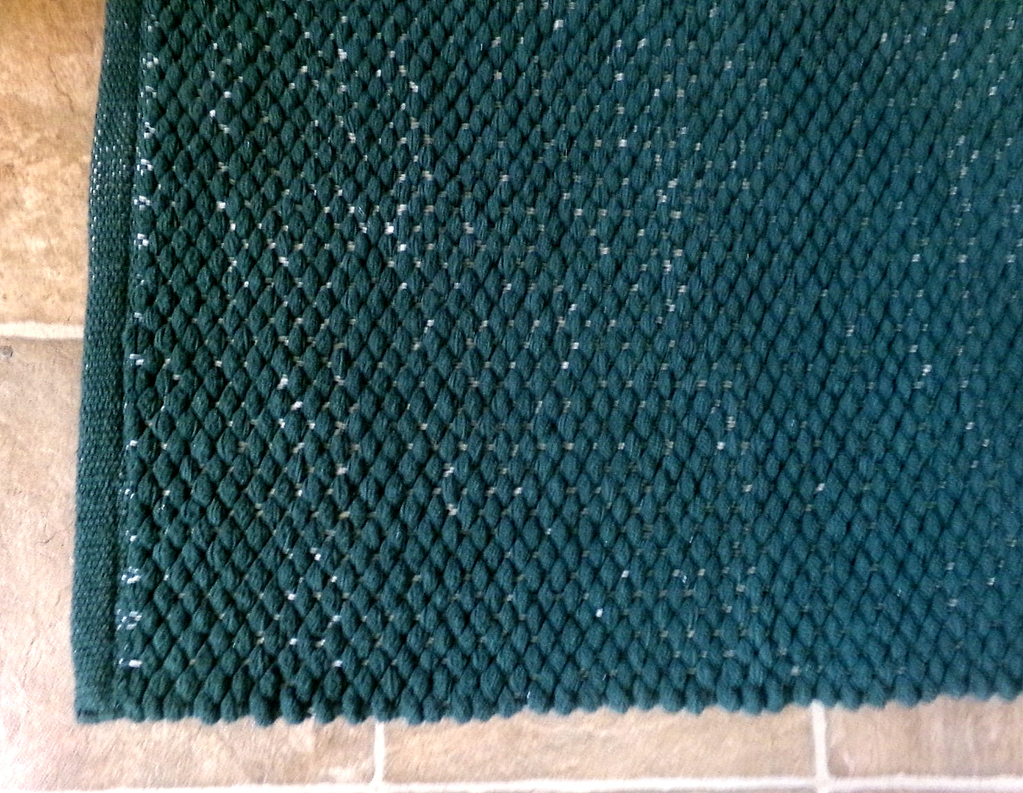 NWOT THRESHOLD PERFORMANCE PLUS BATH RUG – REVERSIBLE – FOREST GREEN – 20″ x 30″