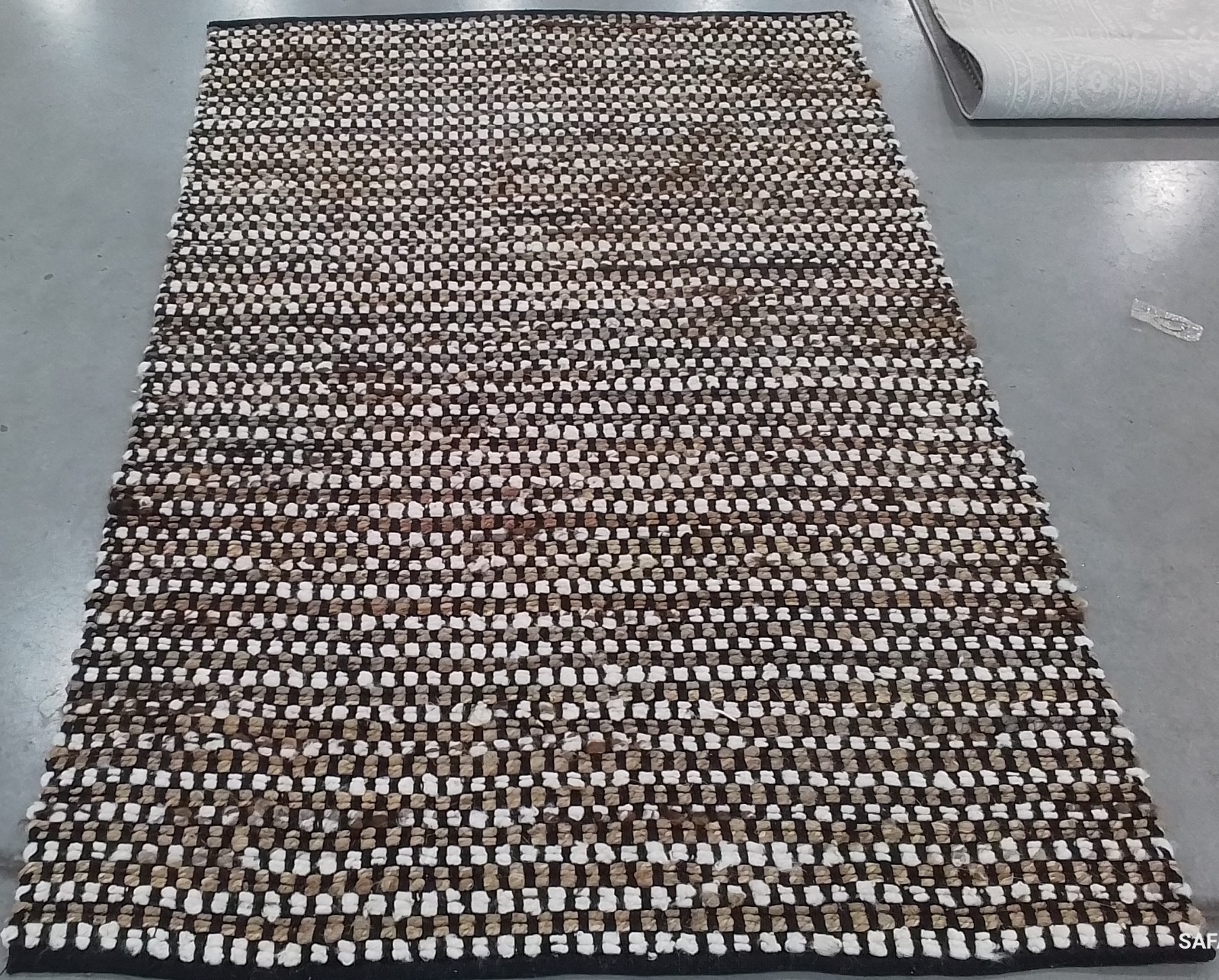 BLACK / IVORY 4′-0″ x 6′-0″ Flaw in Rug, Reduced Price 1172783701 NAT349Z-4