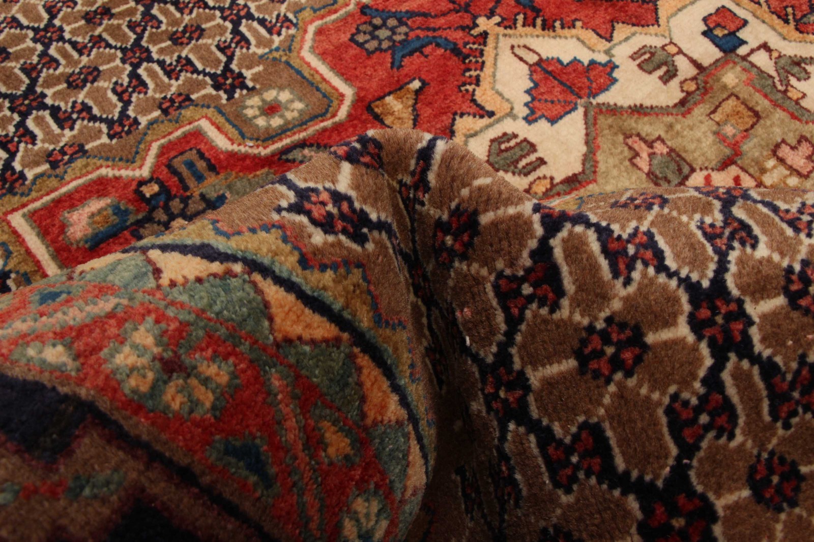 Vintage 5’1″ x 9’11” Traditional Hand Knotted Vegetable Dye Wool Area Rug