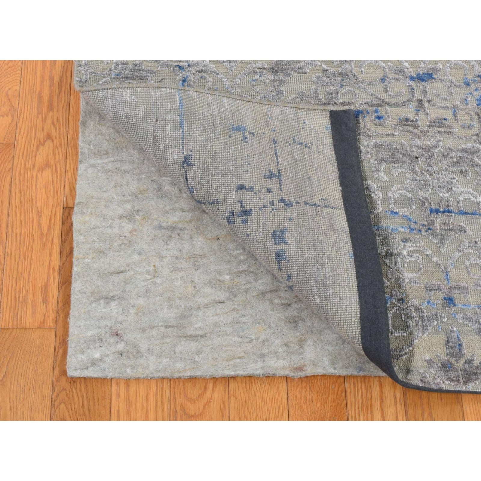 7’10” x 10’2″ Gray Silk with Wool Trellis Garden Design Hand Knotted Rug R87060