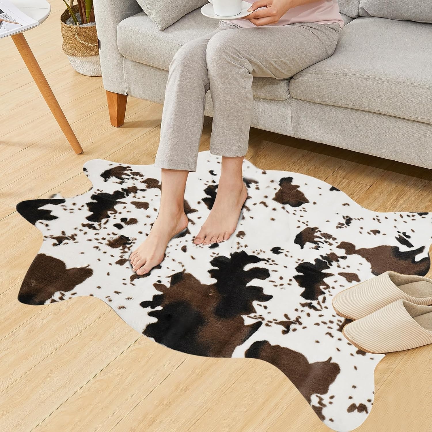 Stylish Faux Cowhide Area Rug – Water-Resistant 43×30 Inches for Modern Decor