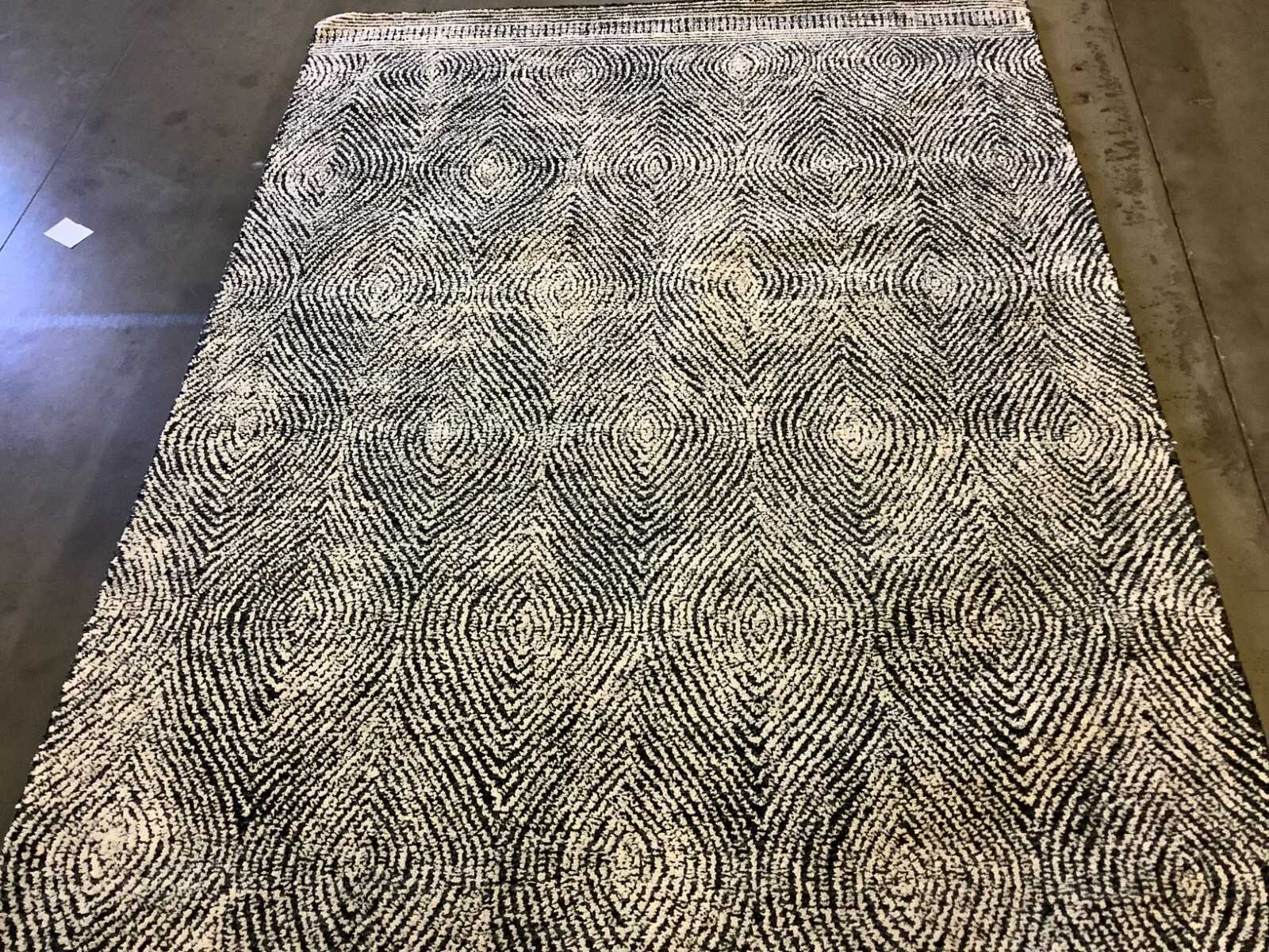 IVORY / CHARCOAL 5′-0″ x 8′-0″ Flaw in Rug, Reduced Price 1172669663 ABT340H-5