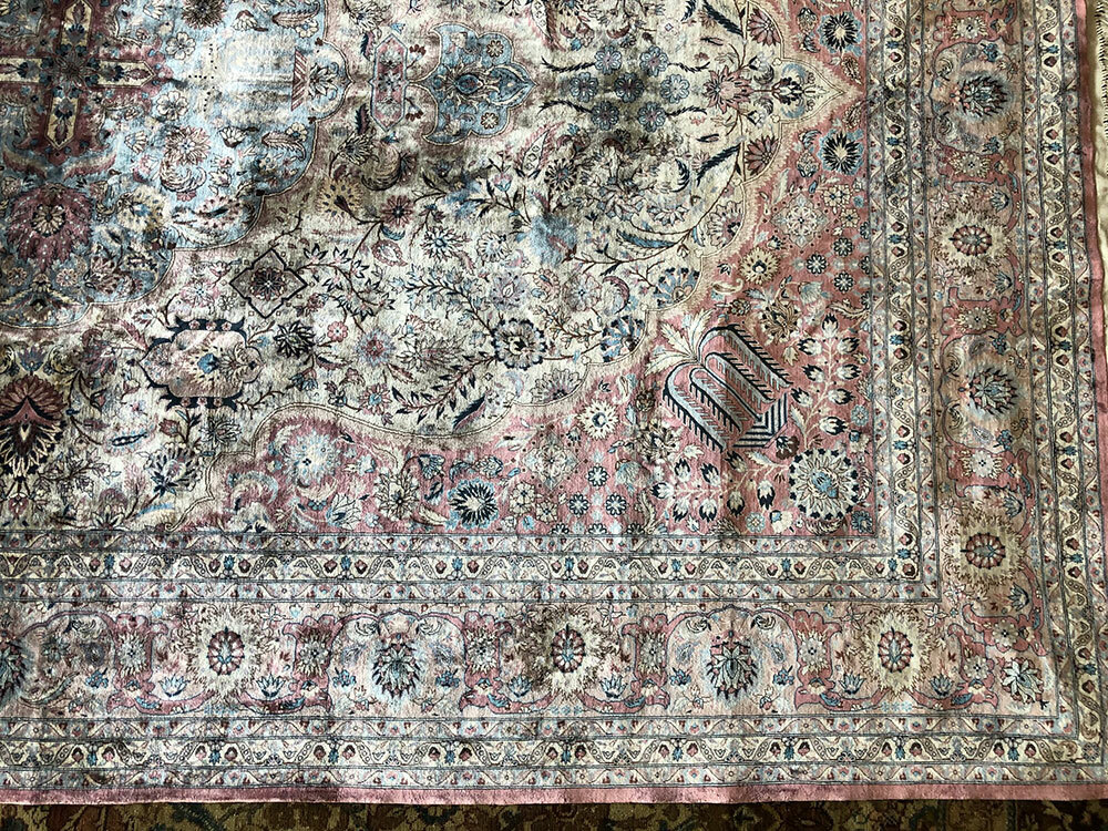 A Stunning 6′ x 9′ Super Quality 700 KPSI 100% Silk On Silk Rug