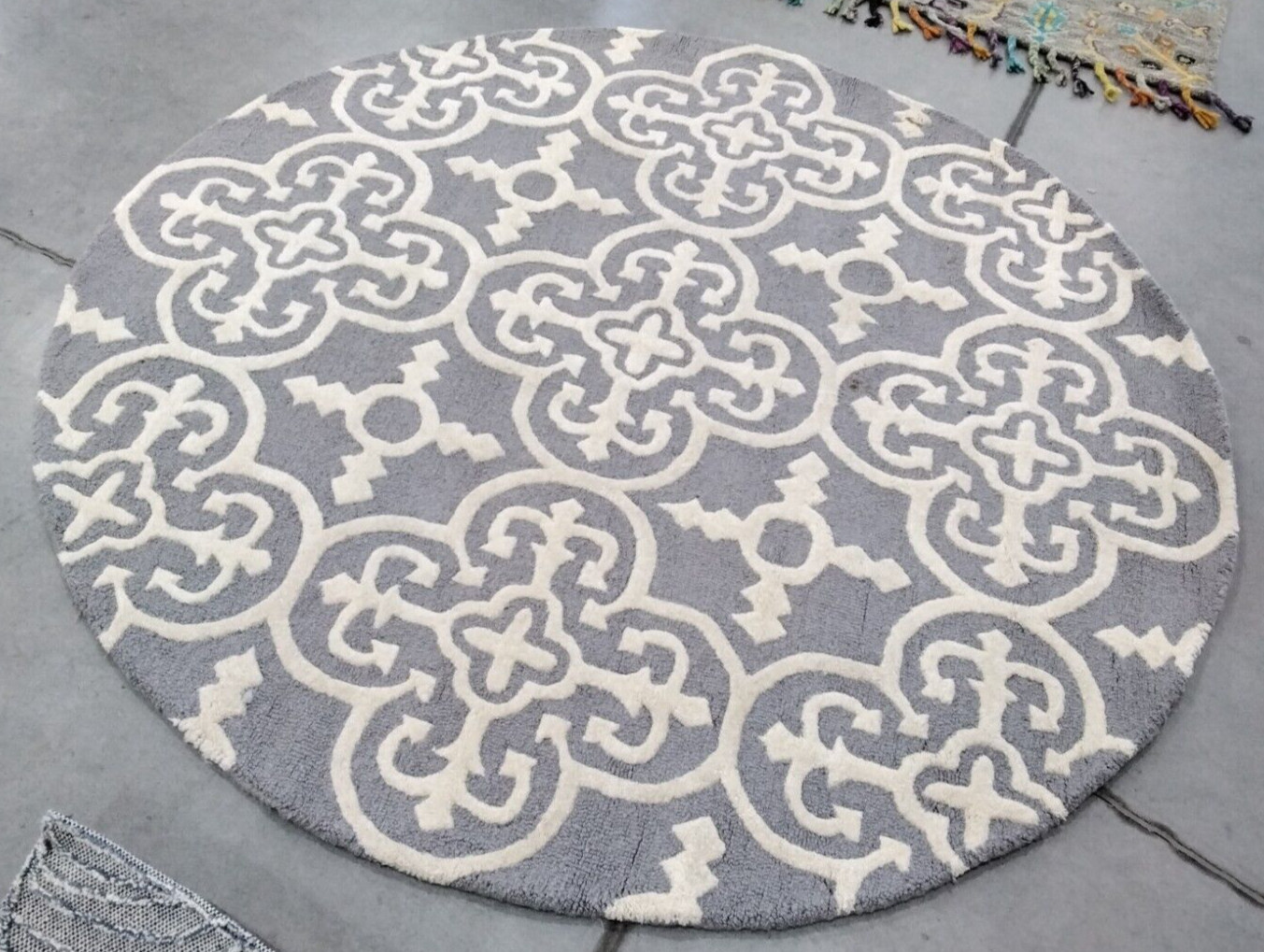 SILVER / IVORY 6′ X 6′ Round Back Stain Rug, Reduced Price 1172737855 CAM133D-6R