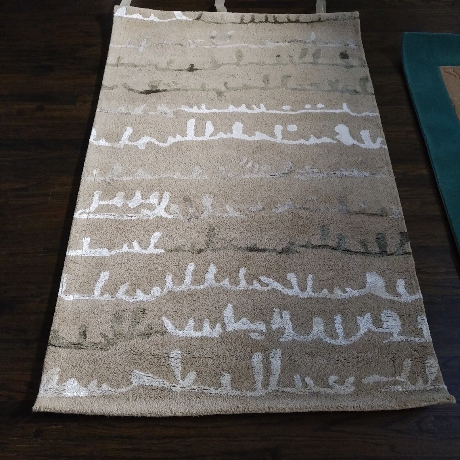 NEW SAFAVIEH SOHO COLLECT’N TAN 3.5′ W x 5.5′ L AREA RUG W/ CREAM/GRAY SQUIGGLES