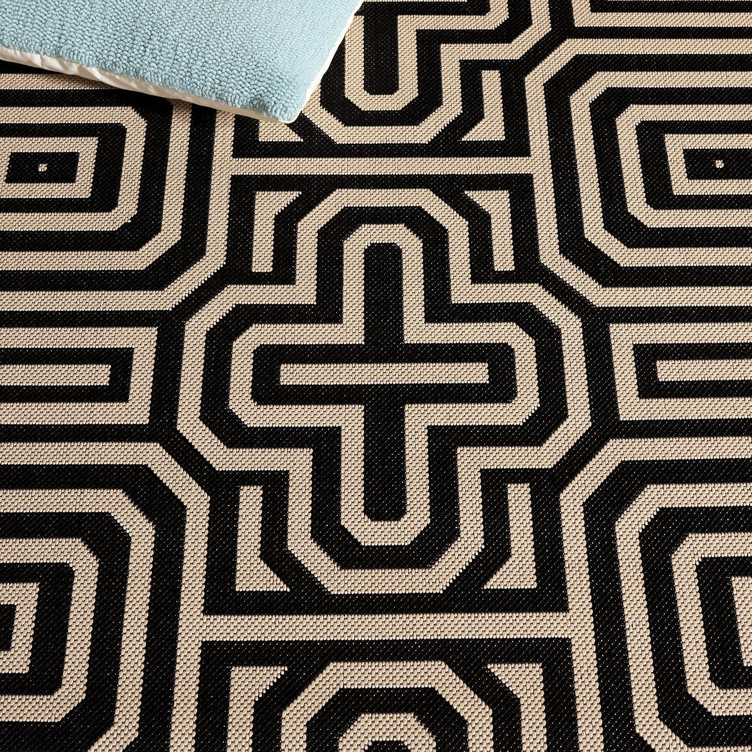 SAFAVIEH Courtyard Collection Area Rug – 5’3″ X 7’7″, Sand & Black, Non-Shedding