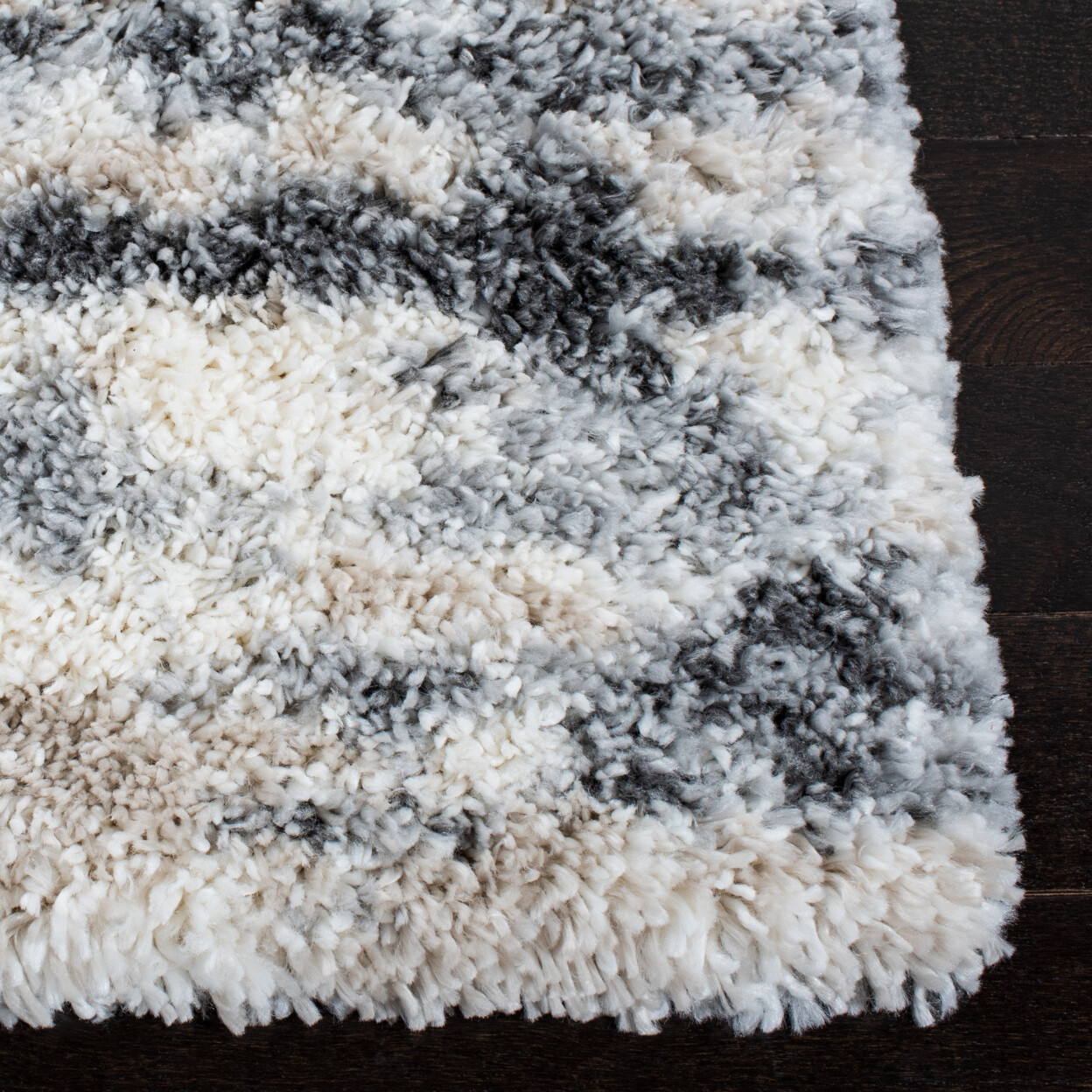 SAFAVIEH Fontana Shag Collection FNT853G Grey / Ivory Rug