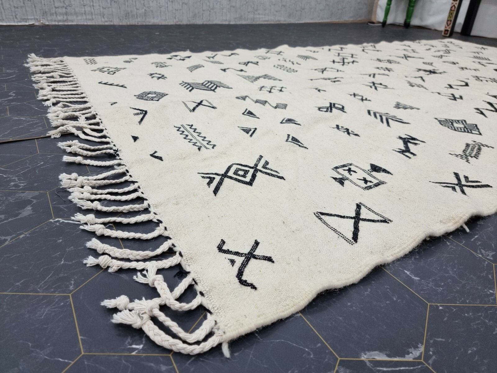 Moroccan Handmade Kilim Zanafi Rug 4’8″x8’3″ Berber Abstract White Black Carpet