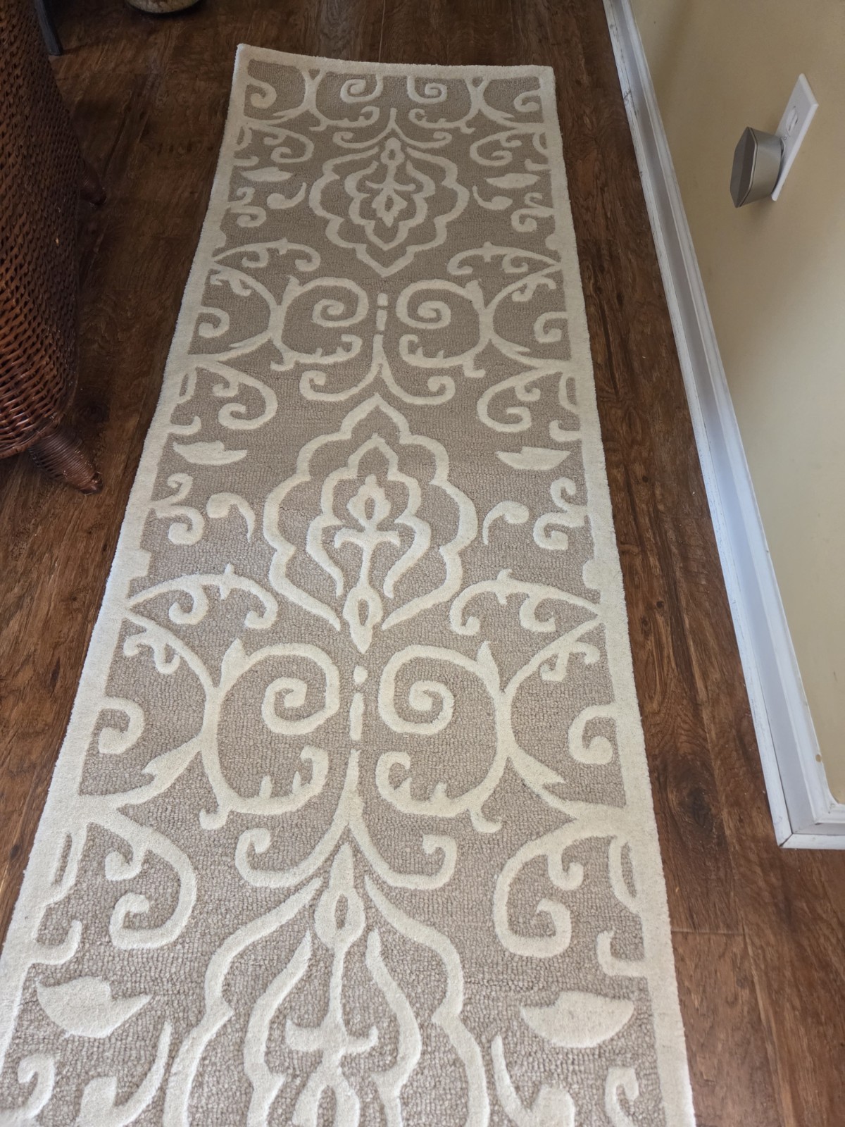 Gorgeous New Wool Area Rugs 3×5 ,2ft 4 In X 8 Ft Ivory And Beige Carved Design
