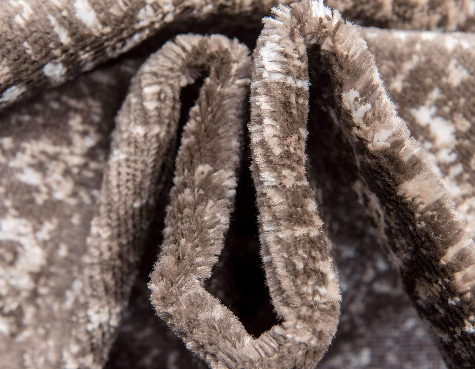 Unique Loom Sofia Collection Area Rug – Casino (4′ 1″ x 6′ 1″ Rectangle, Brow…