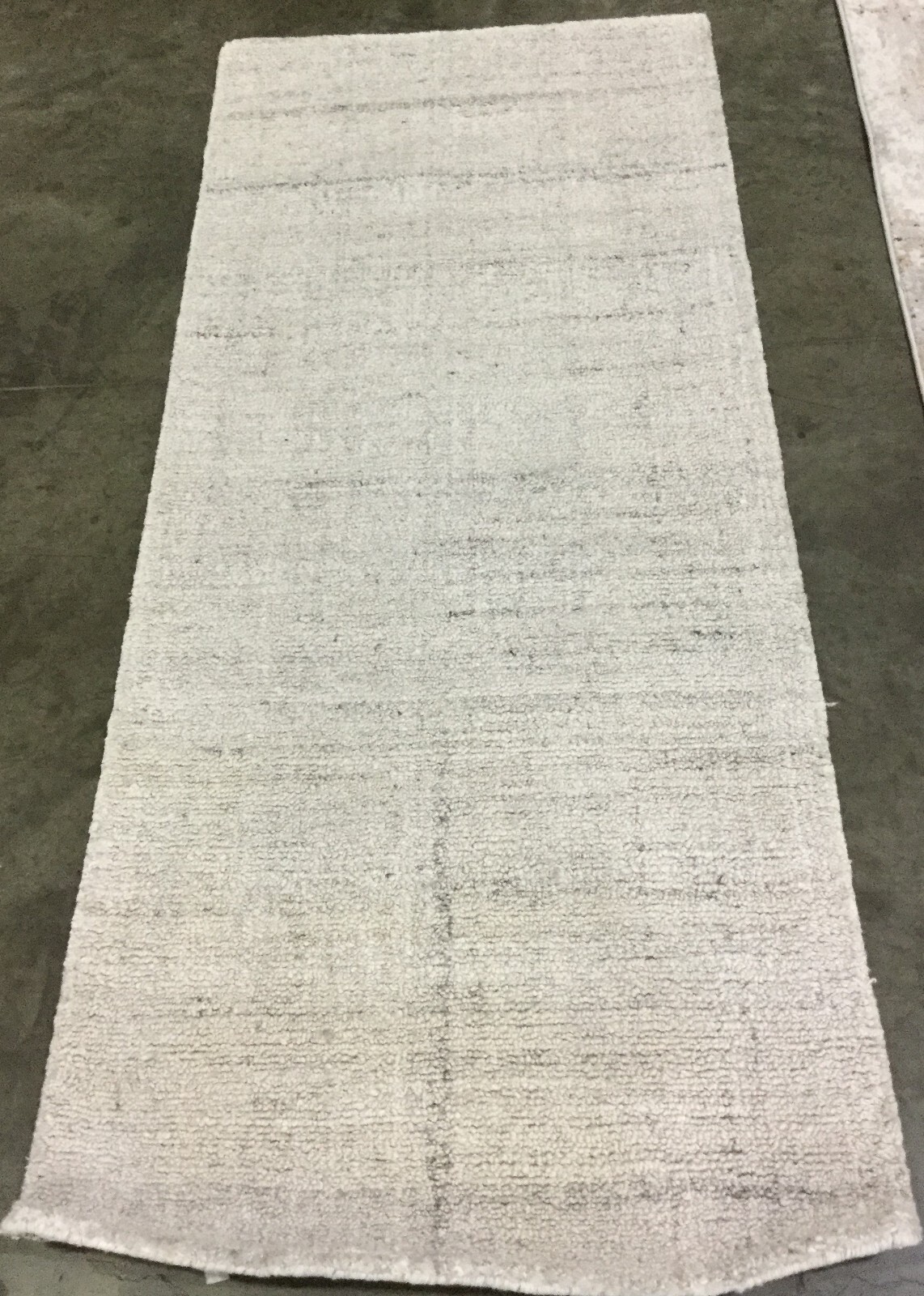 LIGHT GREY 2′-6″ X 6′ Damaged Binding Rug, Reduced Price 1172662234 ABT141E-26