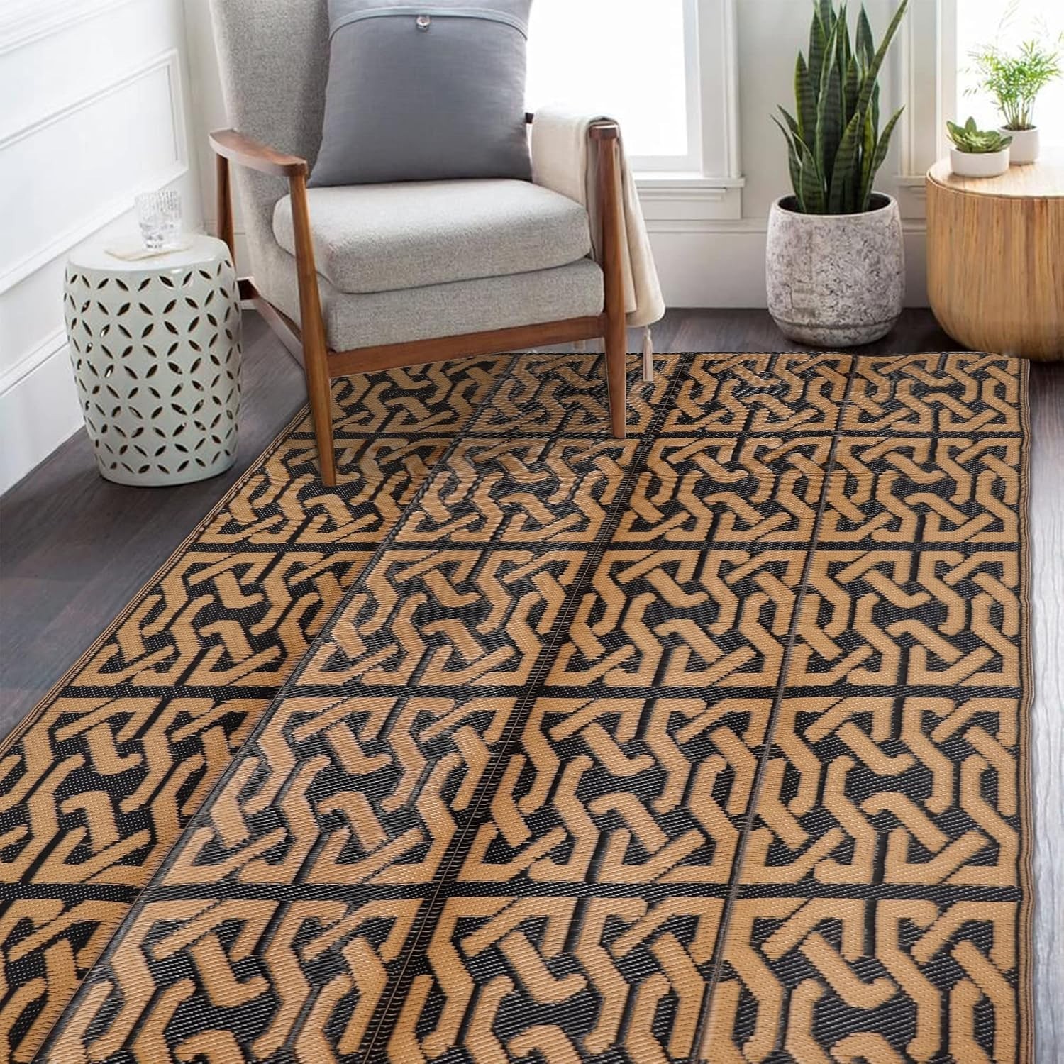 Durable & Lightweight Reversible Plastic Straw Rug – 5′ x 8′ for Outdoor Spaces