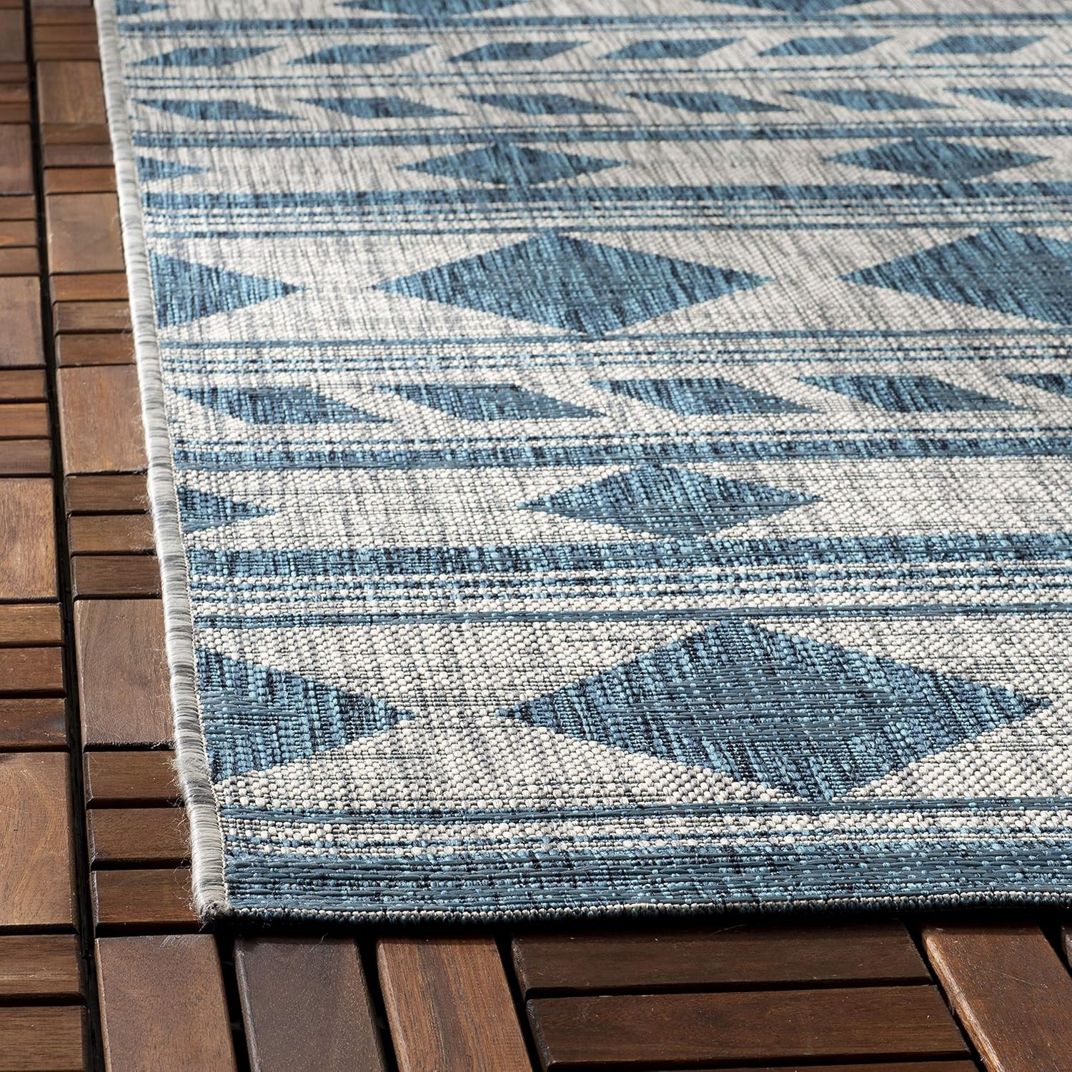 SAFAVIEH Washable Rug Outdoor Courtyard Collection – 6’7″ X 9’6″, Navy & Aqua Bl