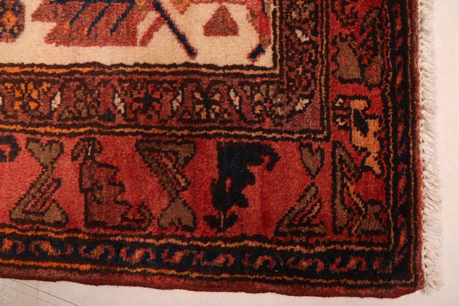 Vintage 4’4″ x 6’9″ Traditional Hand Knotted Vegetable Dye Wool Area Rug