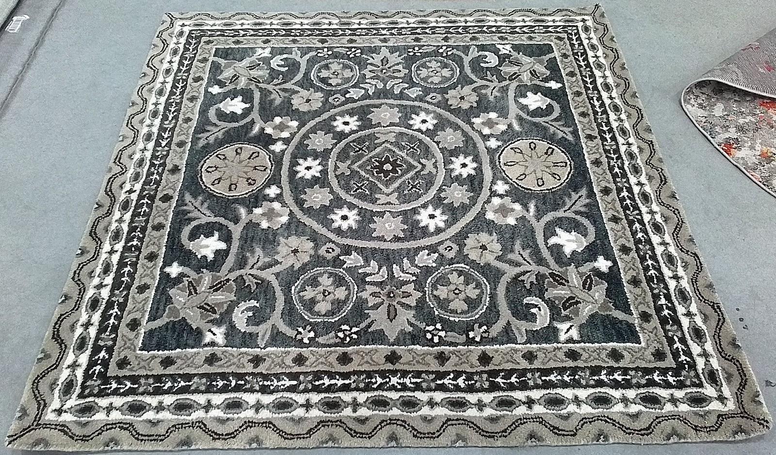 GREY / TAUPE 5′-0″ x 5′-0″ Flaw in Rug, Reduced Price 1172797855 BEL674A-5SQ