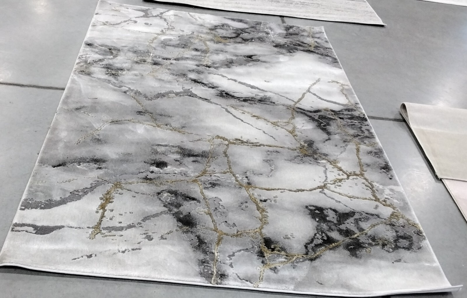 GREY / GOLD 5′-3″ X 7′-6″ Back Stain Rug, Reduced Price 1172746479 CFT877F-5