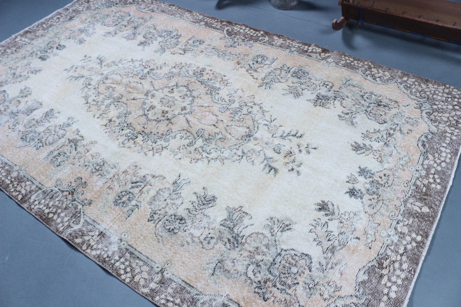 Turkish Rug 5,6×9,6 ft, Gray White Floral Wool Vintage Rug