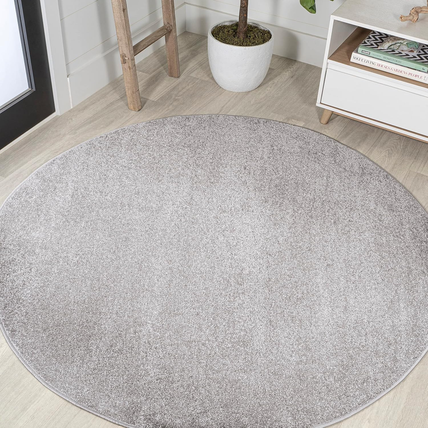 Haze Solid Low-Pile Light Gray 4′ round Indoor Area Rug, Coastal,Bohemian,Minima