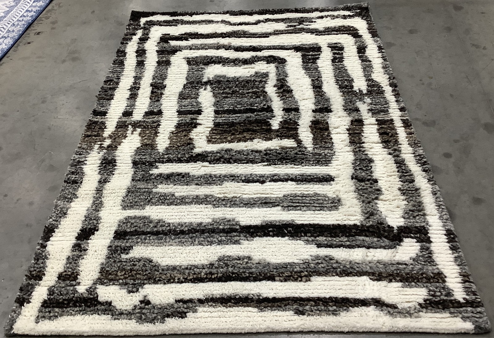 IVORY / CHARCOAL 4′-0″ x 6′-0″ Damaged Rug, Reduced Price 1172684091 CSB541H-4