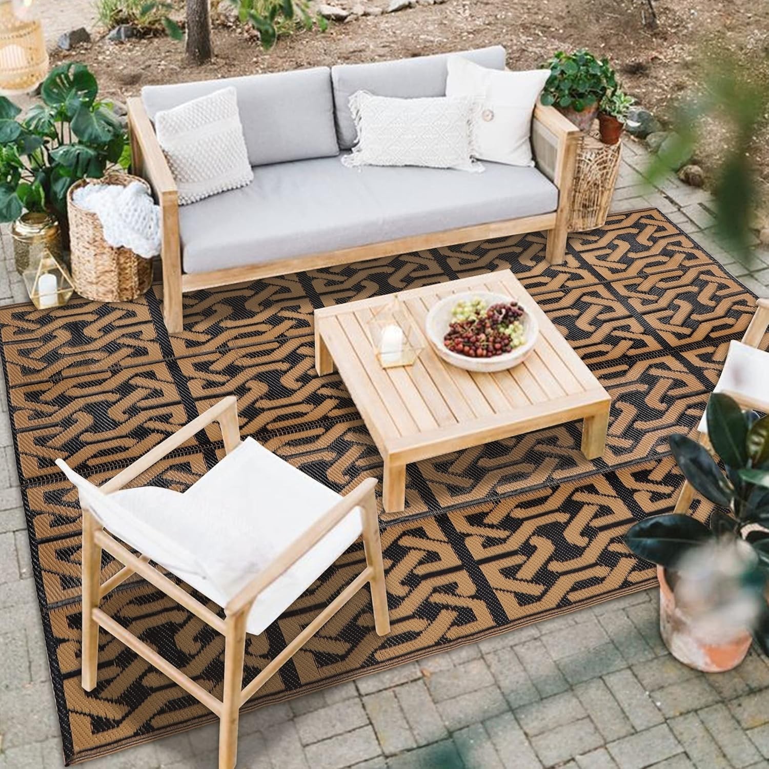 Durable & Lightweight Reversible Plastic Straw Rug – 5′ x 8′ for Outdoor Spaces