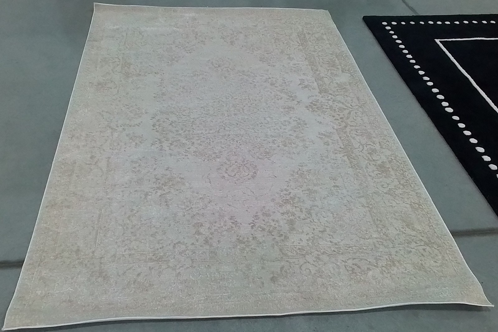CREME / IVORY 5′-1″ x 7′-6″ Back Stain Rug, Reduced Price 1172801876 RFT664D-5