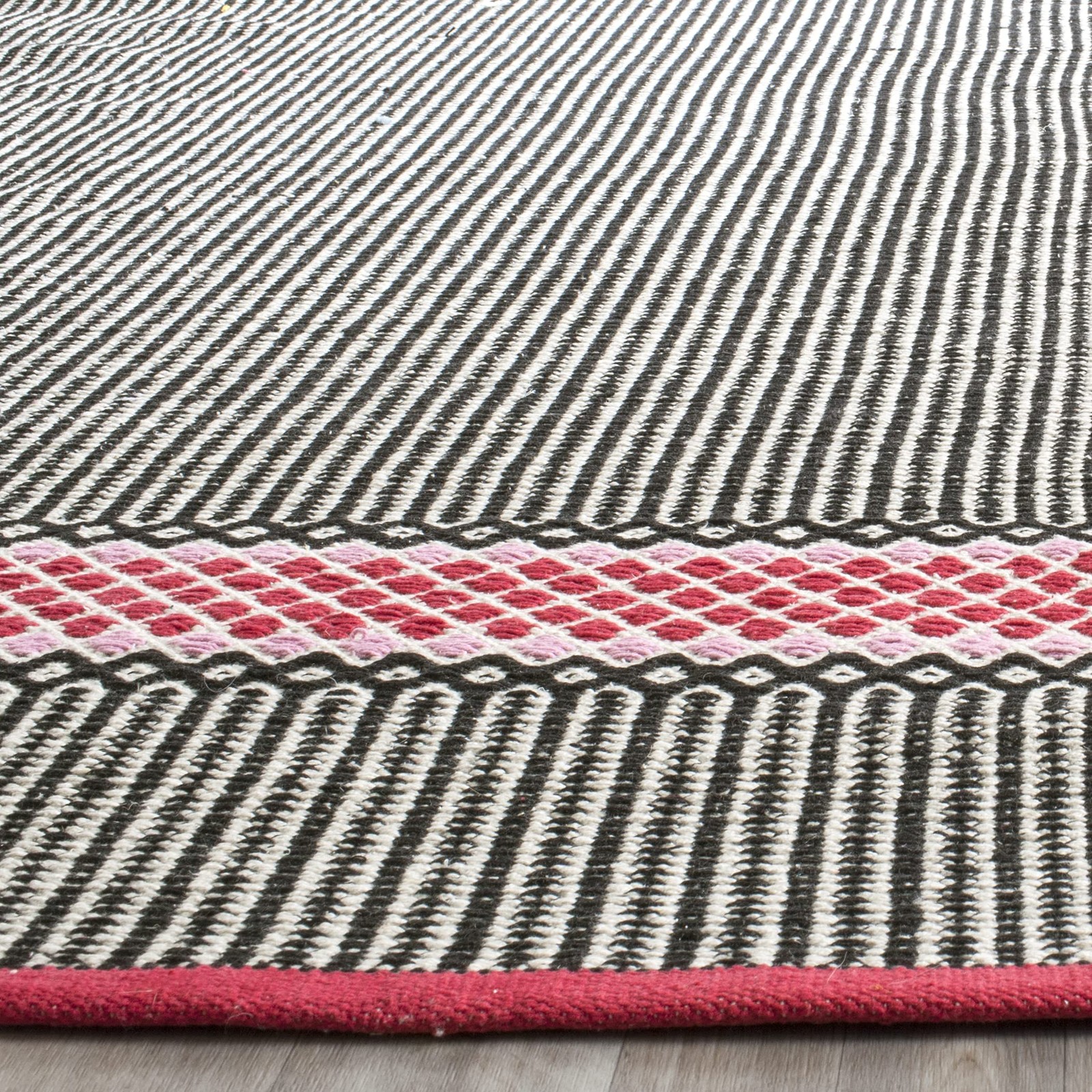 Safavieh Montauk Collection Accent Rug – 23 X 39 Light Pink Multi Handmade
