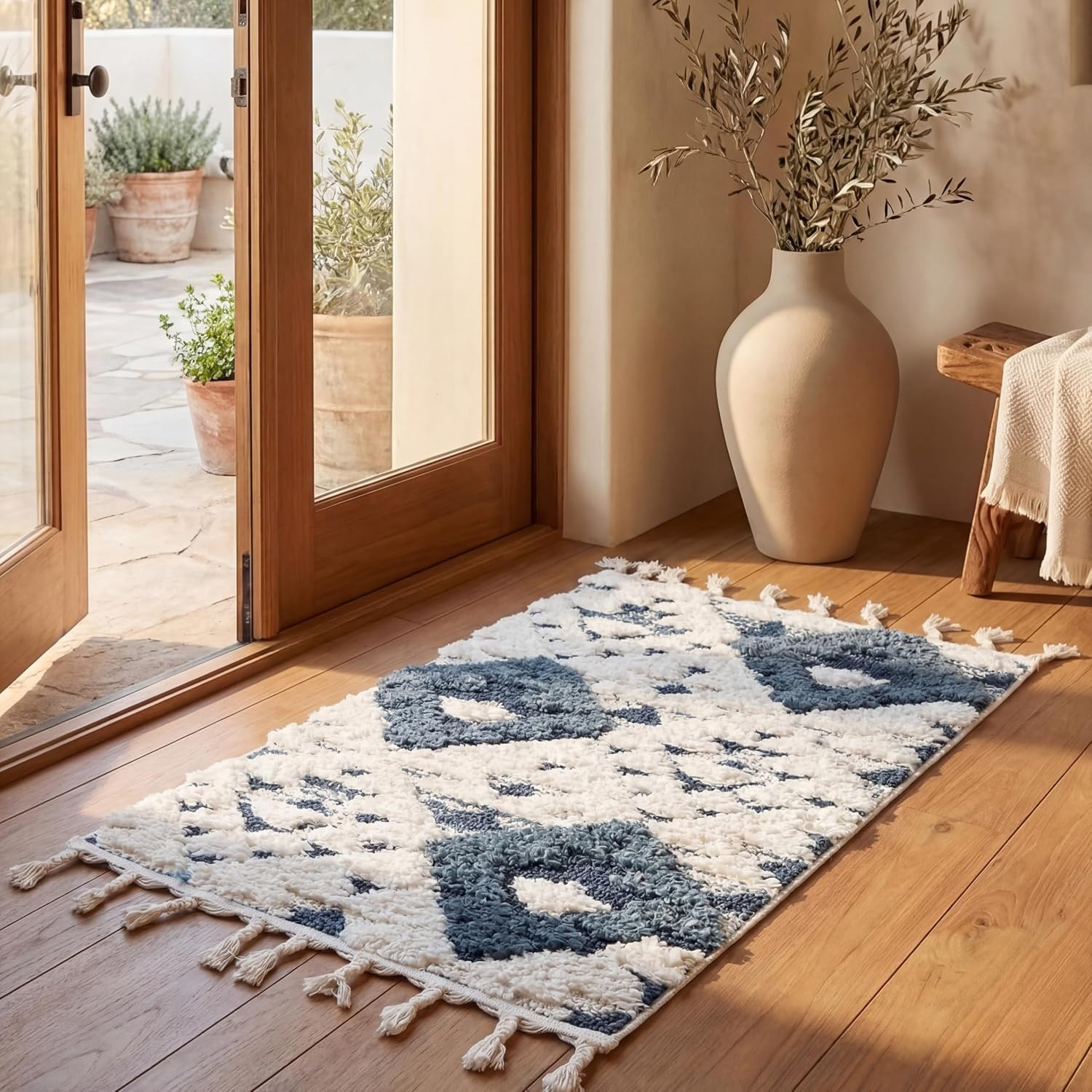 SAFAVIEH Moroccan Tassel Shag Collection Area Rug – 2’3″ X 4′, Blue & Ivory, Non