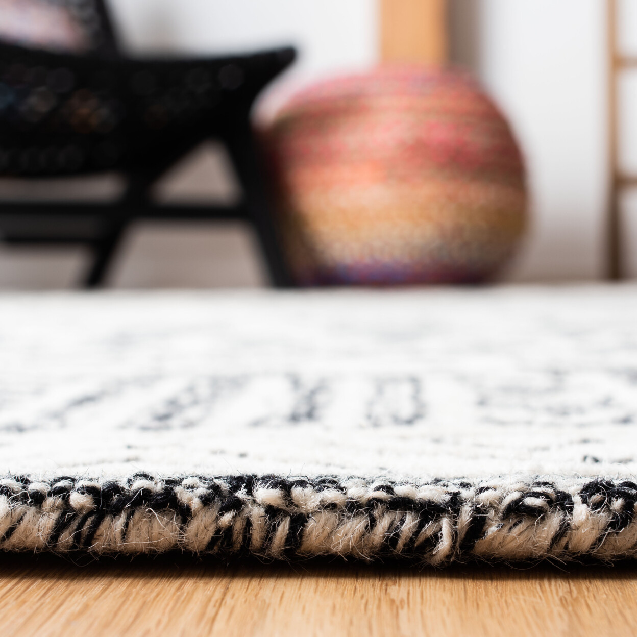SAFAVIEH Abstract ABT558A Handmade Ivory / Black Rug