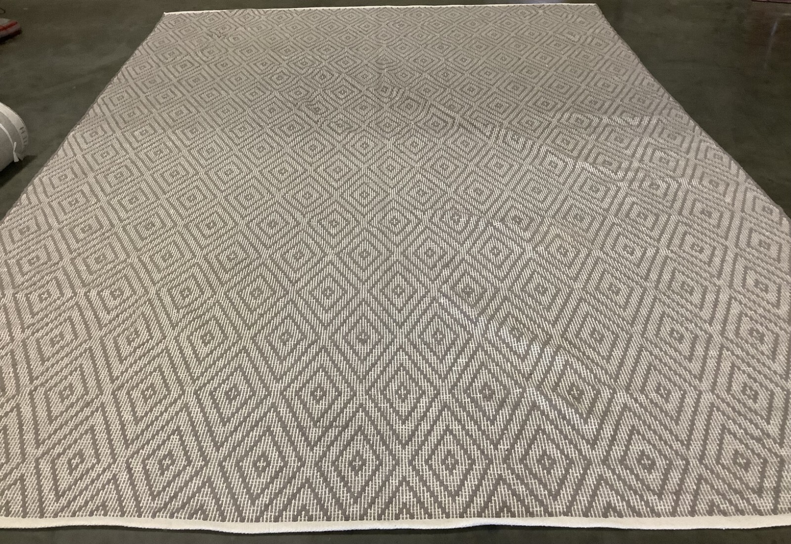 GREY / IVORY 9′-0″ x 12′-0″ Flaw in Rug, Reduced Price 1172673519 MTK811A-9
