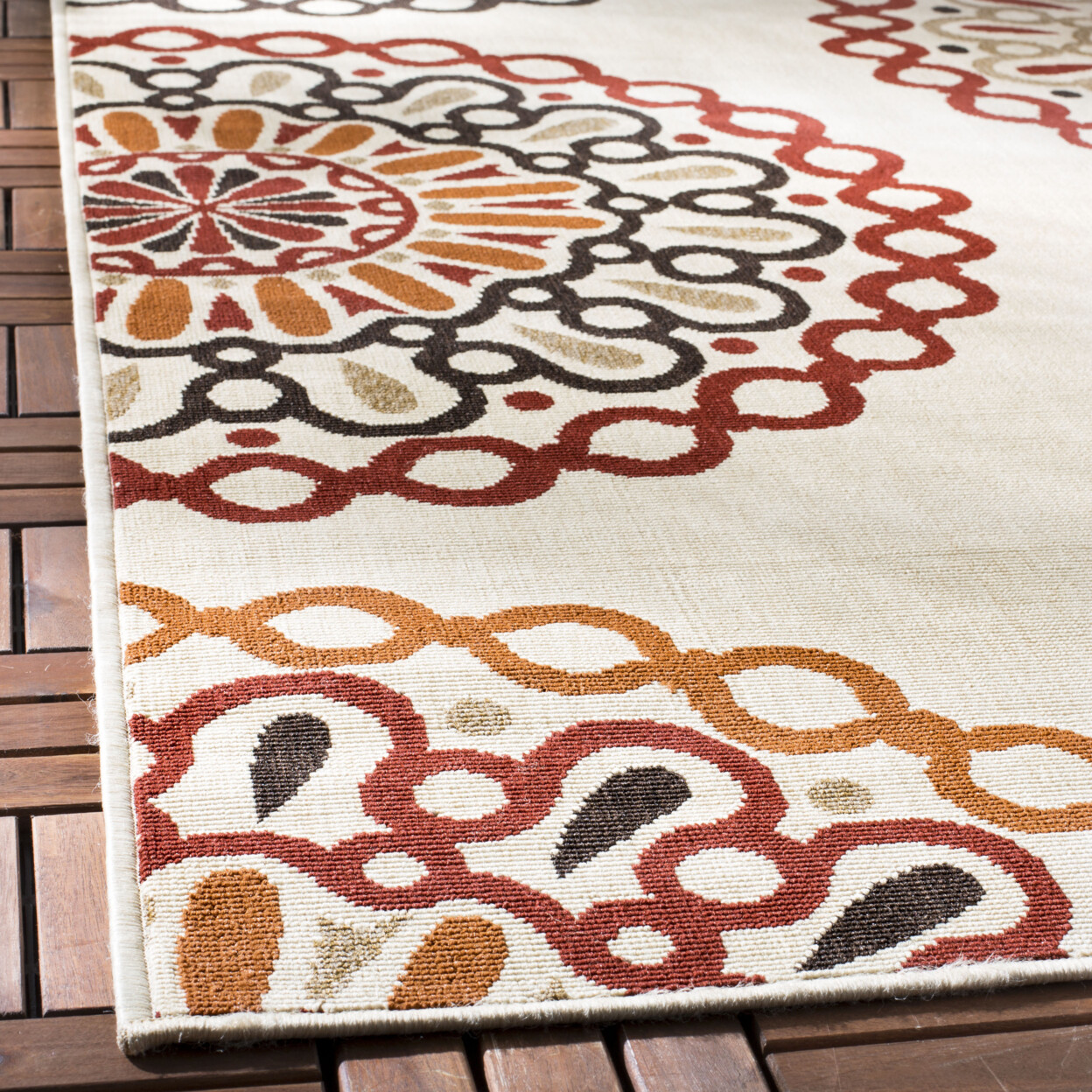 SAFAVIEH Outdoor VER092-0313 Veranda Collection Creme / Red Rug