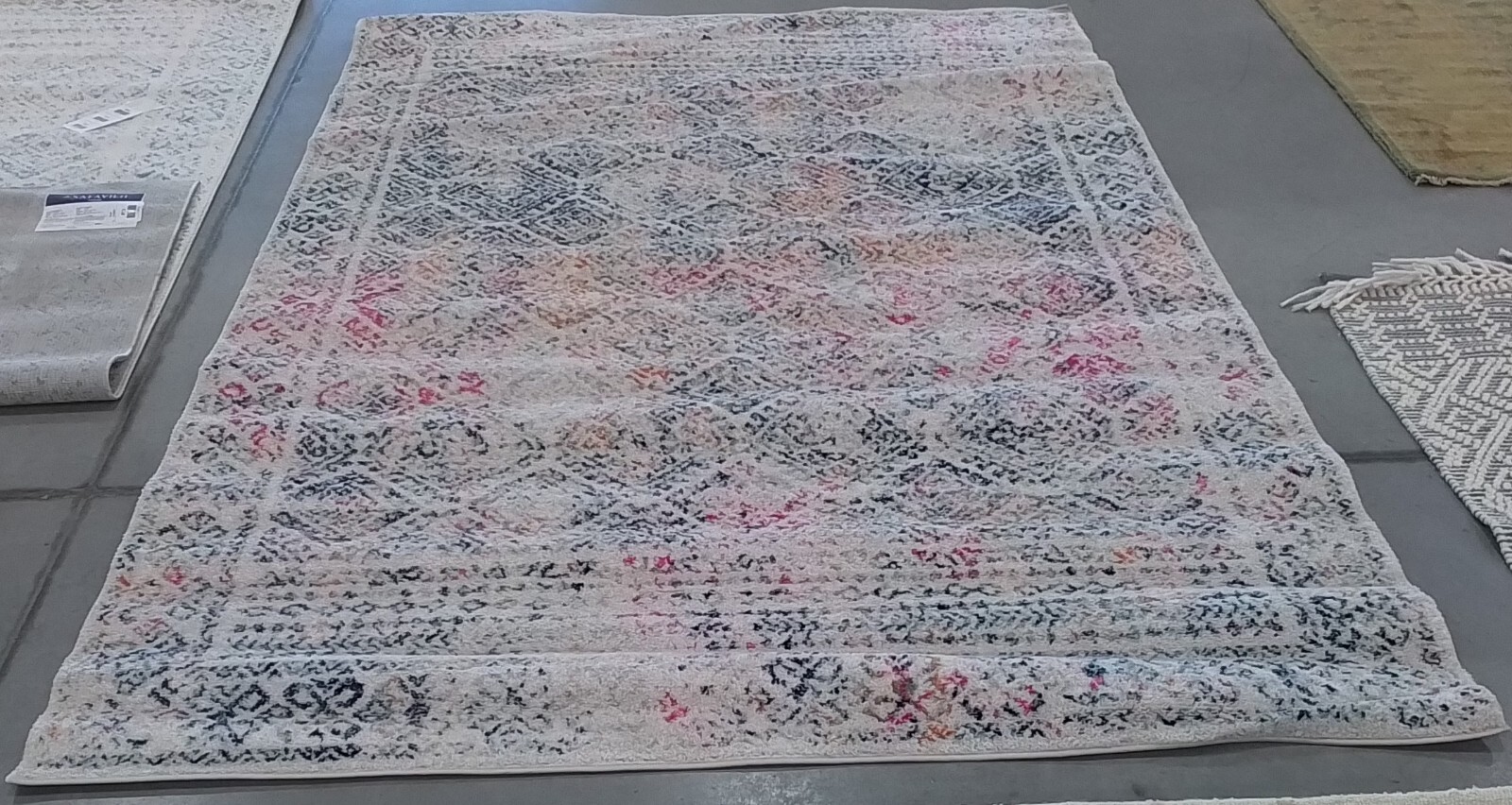IVORY / DARK BLUE 6′-0″ x 9′-0″ Flaw in Rug, Reduced Price 1172767746 TUL264D-6