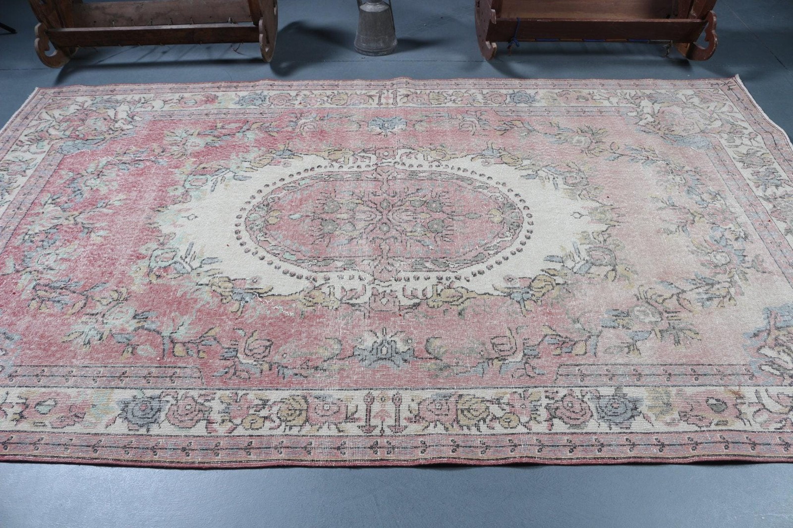 Vintage Turkish Rug 5,9×9,9 ft, Red Polka dot Rug