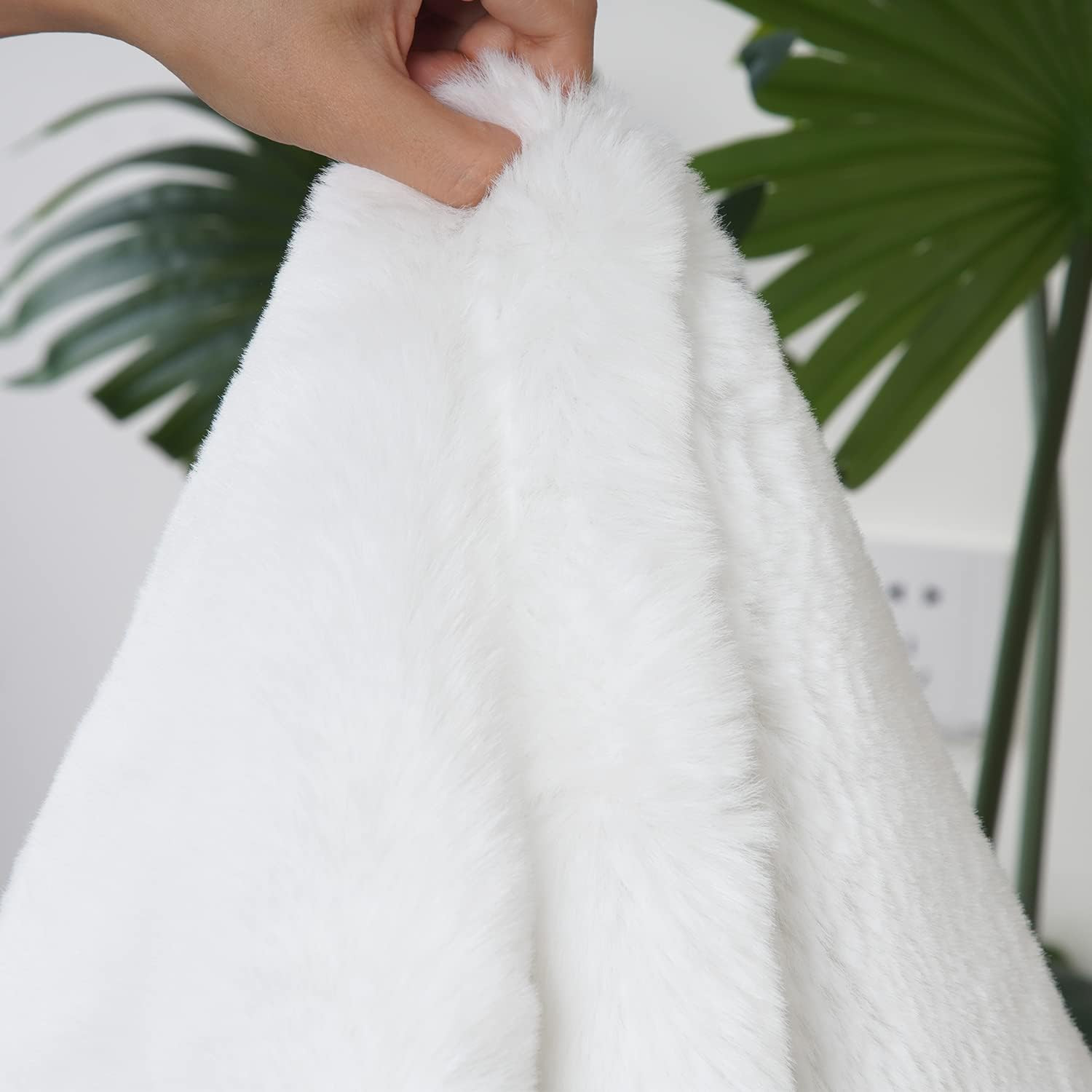 Fluffy White Faux Rabbit Fur Rug 6×9 – Machine Washable, No-Shedding