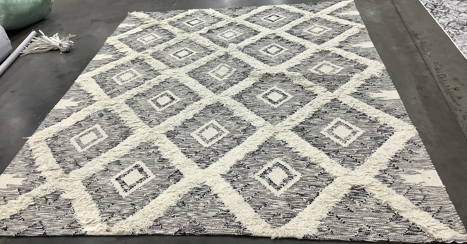 CHARCOAL / IVORY 8′-0″ x 10′-0″ Flaw in Rug, Reduced Price 1172681817 KNY455H-8