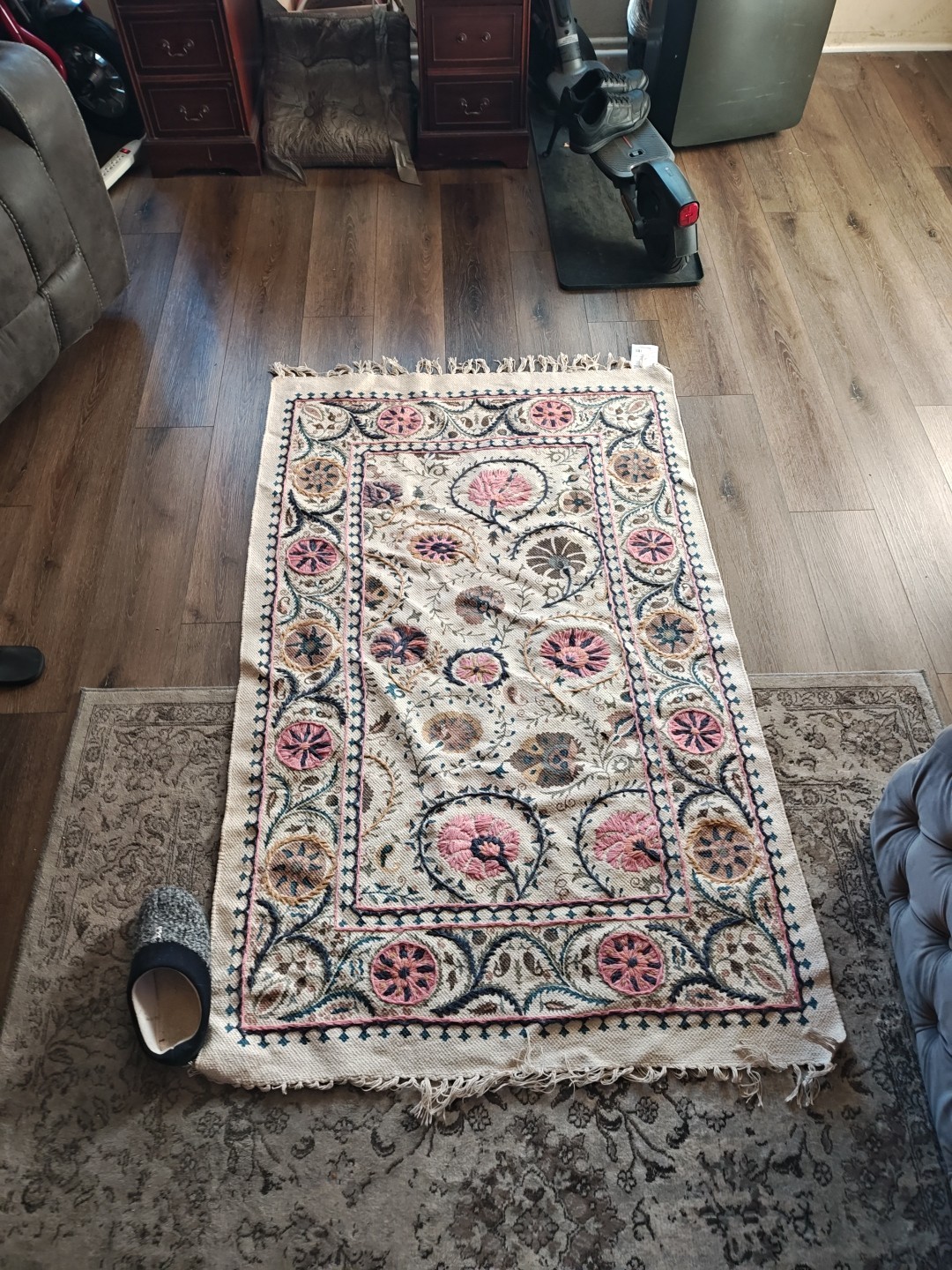 🟢 World Market Floral Embroidered Carpet Medium Sized Rug