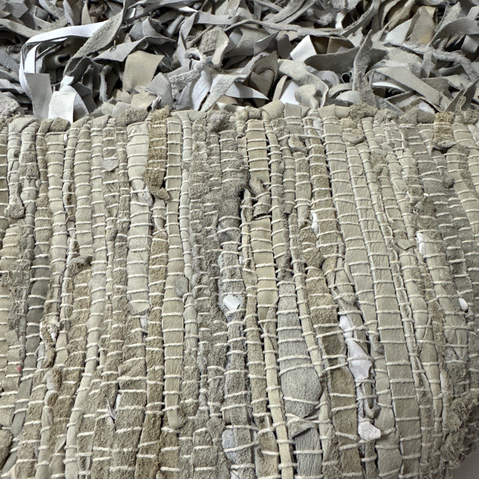 SAFAVIEH Leather Shag LSG511C Hand-Knot White ShadesO Gray Rug New 29” X 46” New