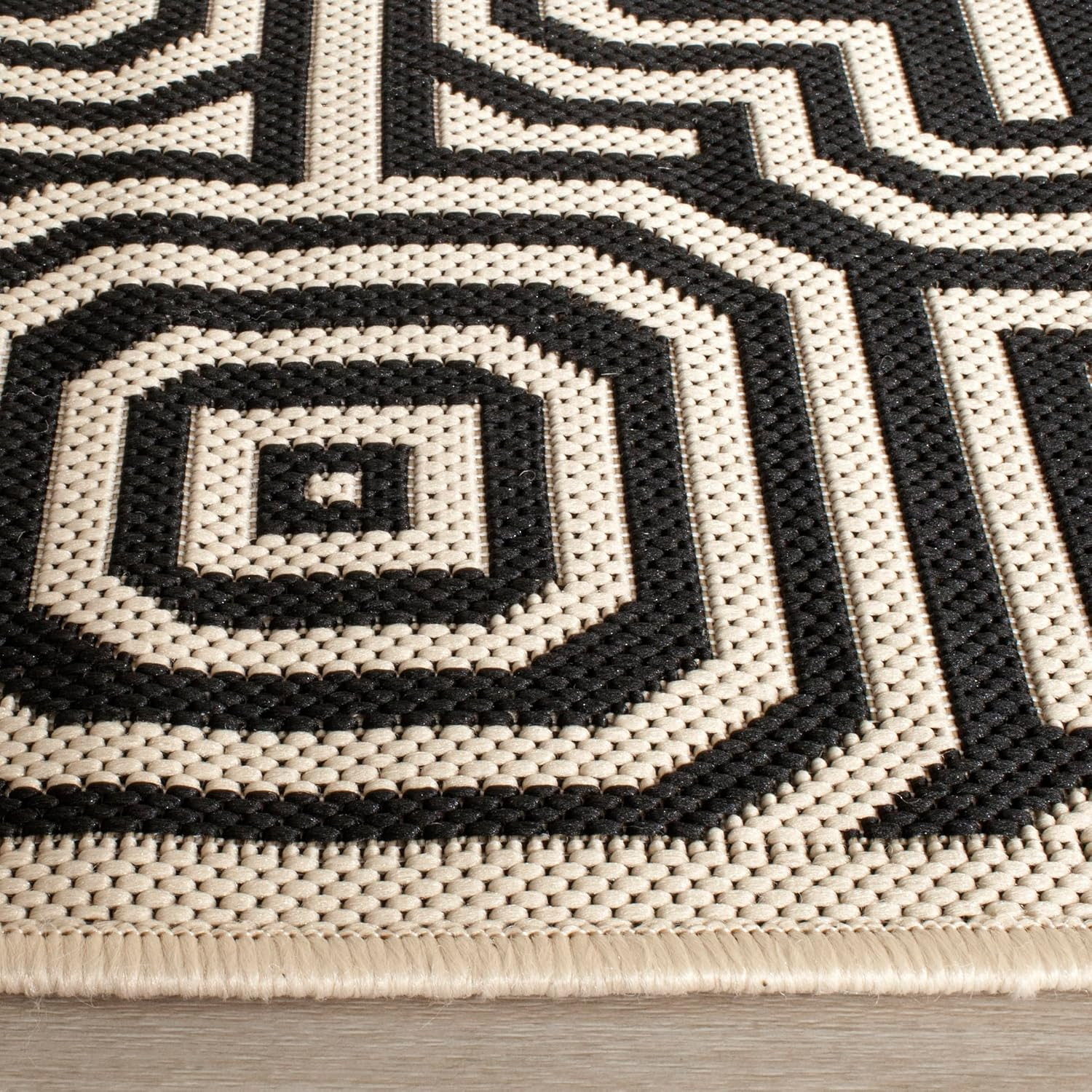 SAFAVIEH Courtyard Collection Area Rug – 5’3″ X 7’7″, Sand & Black, Non-Shedding