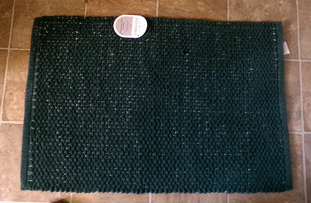 NWOT THRESHOLD PERFORMANCE PLUS BATH RUG – REVERSIBLE – FOREST GREEN – 20″ x 30″