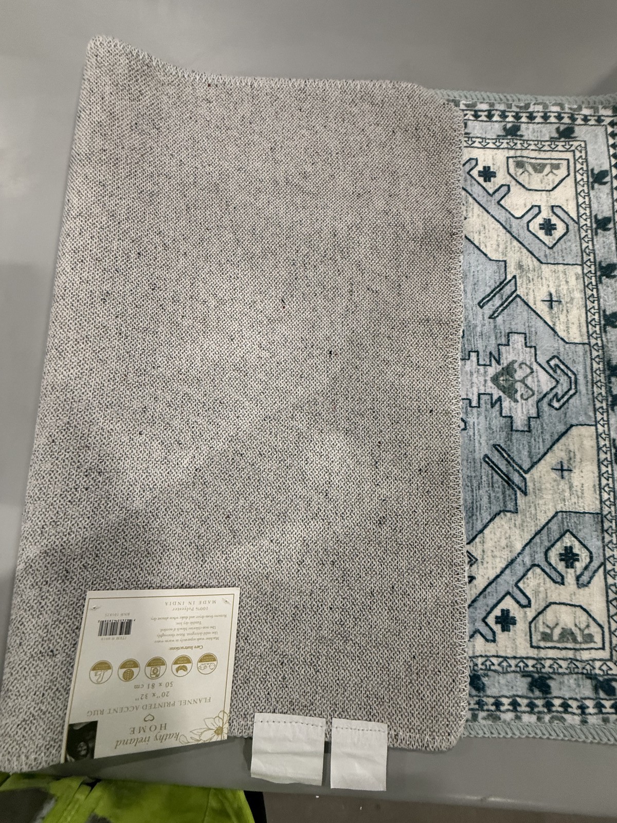 KATHY IRELAND HOME FLANNEL PLUSH AREA RUG 20″X32″ – BLUE/WHITE/BEIGE