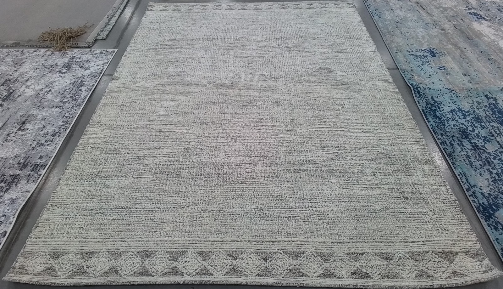 IVORY / GREY 6′-0″ x 9′-0″ Flaw in Rug, Reduced Price 1172789190 ABT349F-6