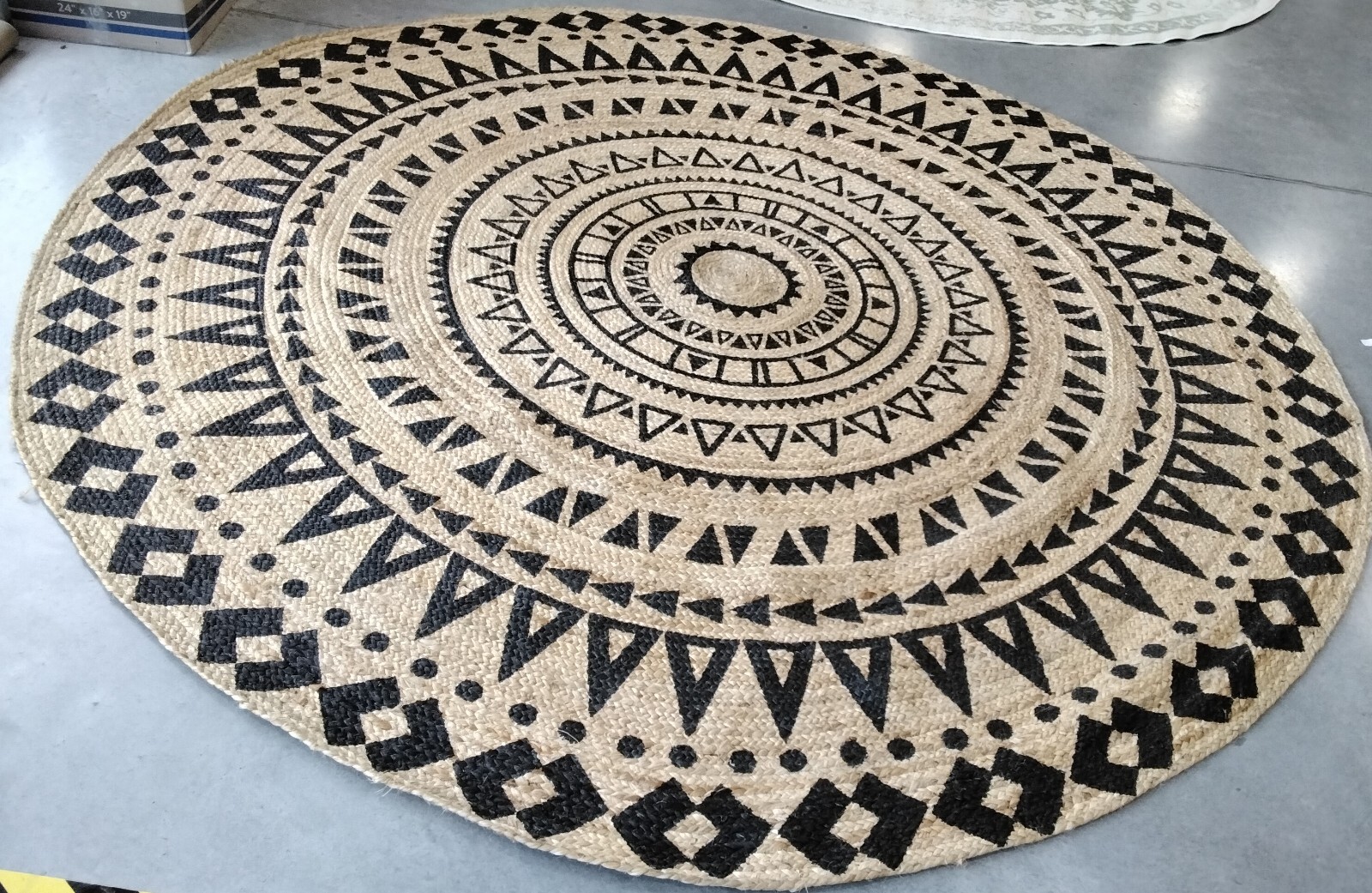 BLACK / NATURAL 9′ X 9′ RD Broken Thread Rug, Reduced Price 1172758068 NF802K-9R