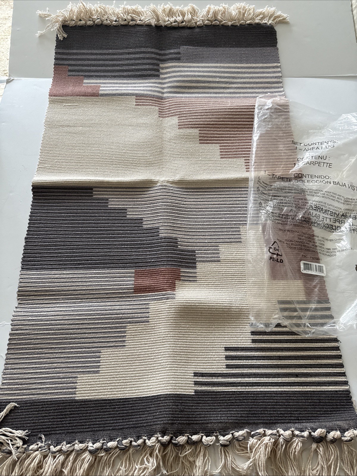 Baja Vista Woven Accent Area Rug 23”x 38” Cotton Blend Fringe Geometric Design