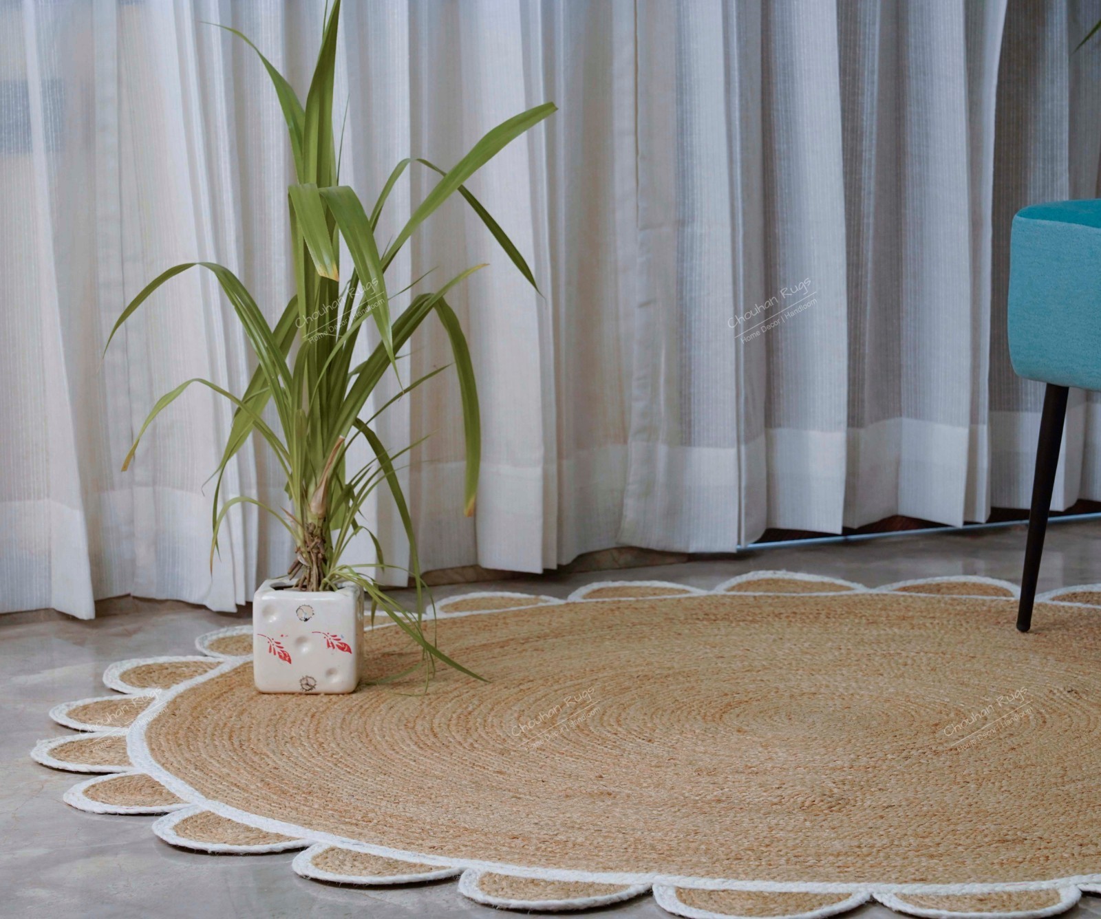 Handwoven Natural Fiber Round Rug with Scalloped Edges Braided Home Decor Rugs