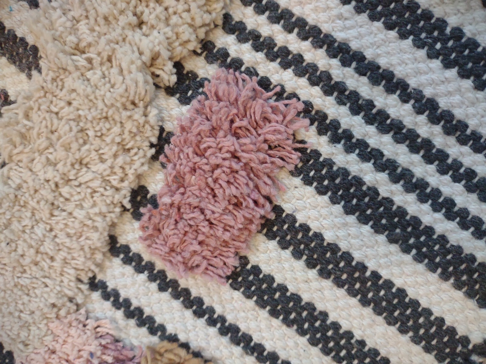Textured Stripe Accent/ Throw Rug 24 1/2″×38 1/2″