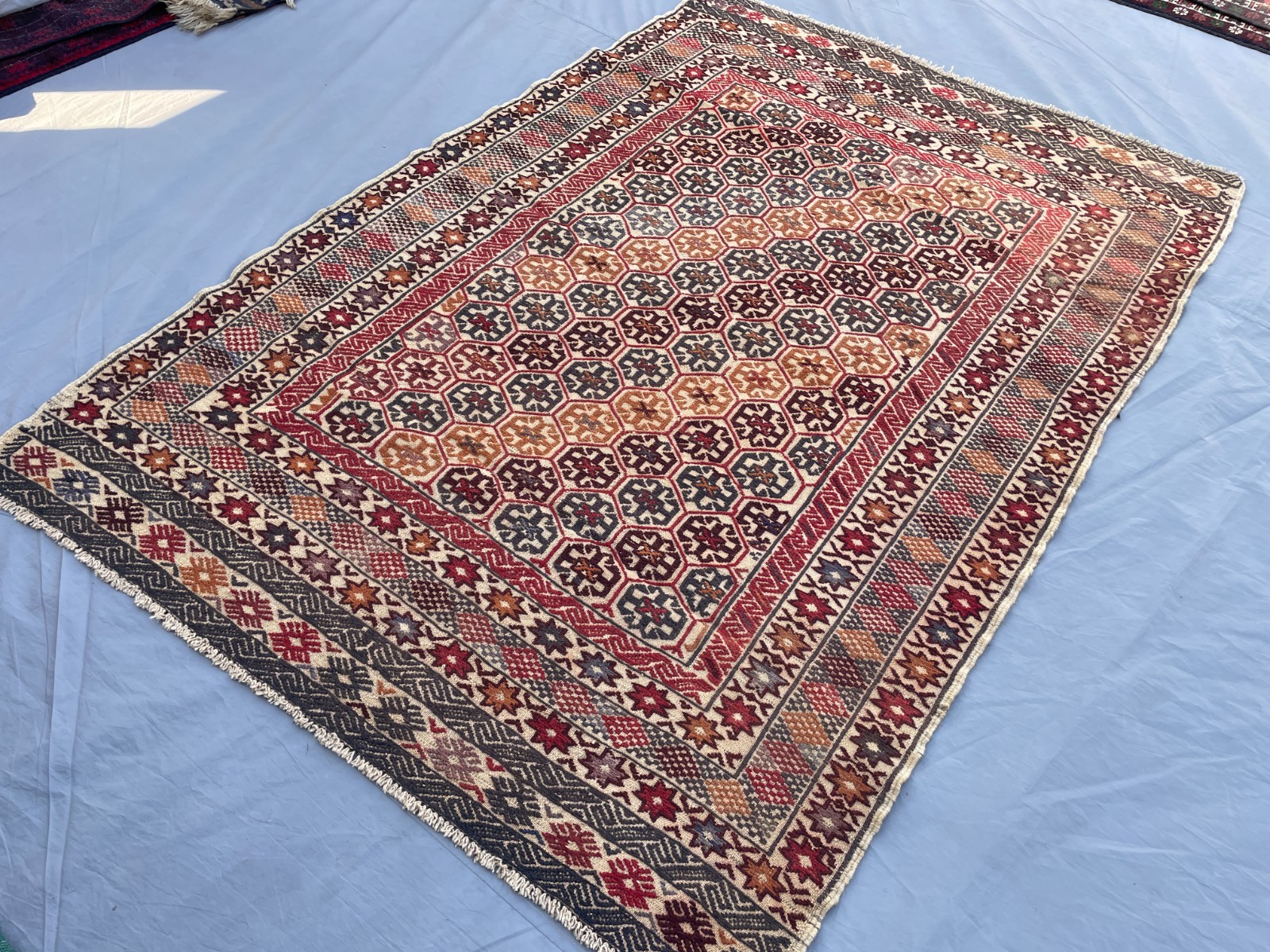4×6 Ivory Afghan Kilim Rug with Hexagonal Floral Panels and Layered Botanical
