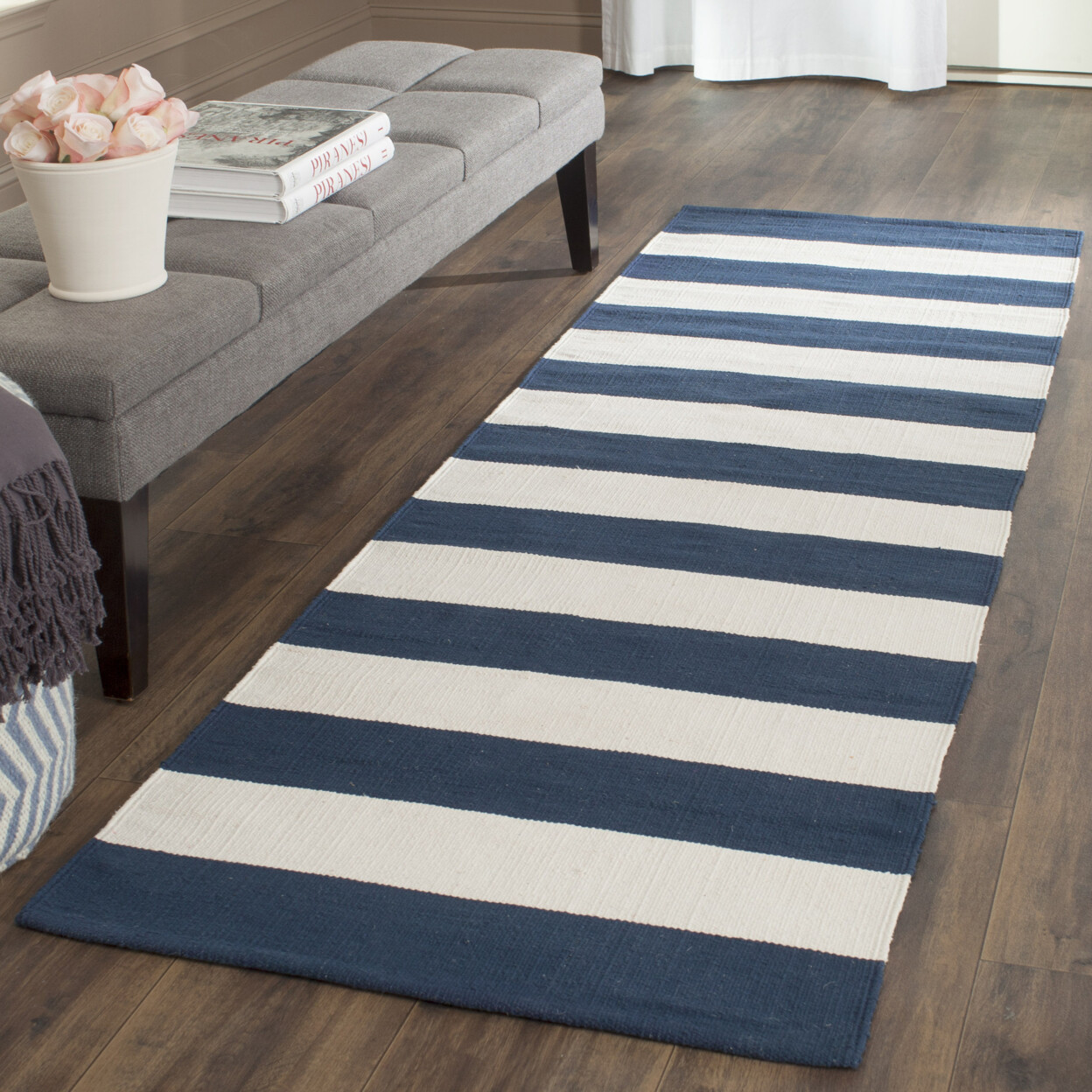 SAFAVIEH Montauk MTK712H Handwoven Navy / Ivory Rug