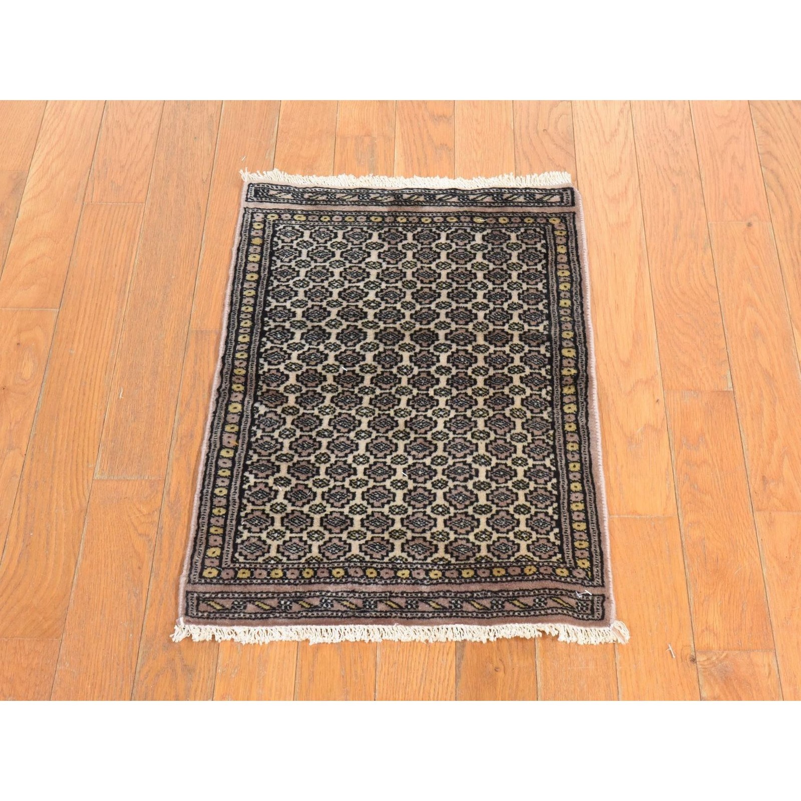 1’6″x2’2″ Chiffon White Bokara Repetitive Design Hand Knotted Wool Mat Rug 78657